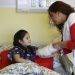 Niña es controlada por la cirujano infantil, luego de estar hospitalizada tras quemaduras.