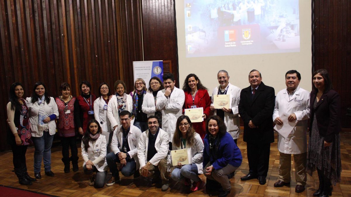 Imagen de la ceremonio de reconocimiento en que se destacó a profesionales del Hospital de Chillan por colaborar en la formación de Médicos de Familia, programa de especialización conjunto entre el Servicio de Salud Ñuble y la Universidad de Concepción.