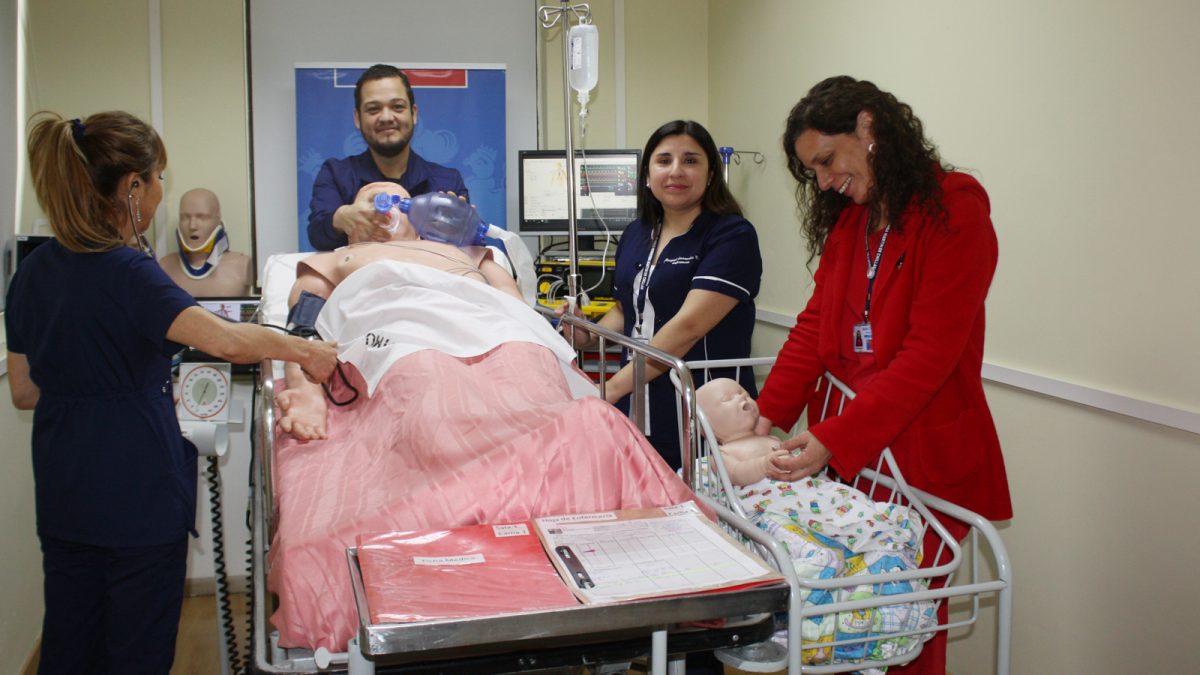 Foto de la sala de simulación clínica instalada en el hospital de Chillán, donde se capacitará a funcionarios de la red asistencial, atención primaria y a internos de las diferentes carreras de la salud de centros en convenio con el Servicio de Salud Ñuble.