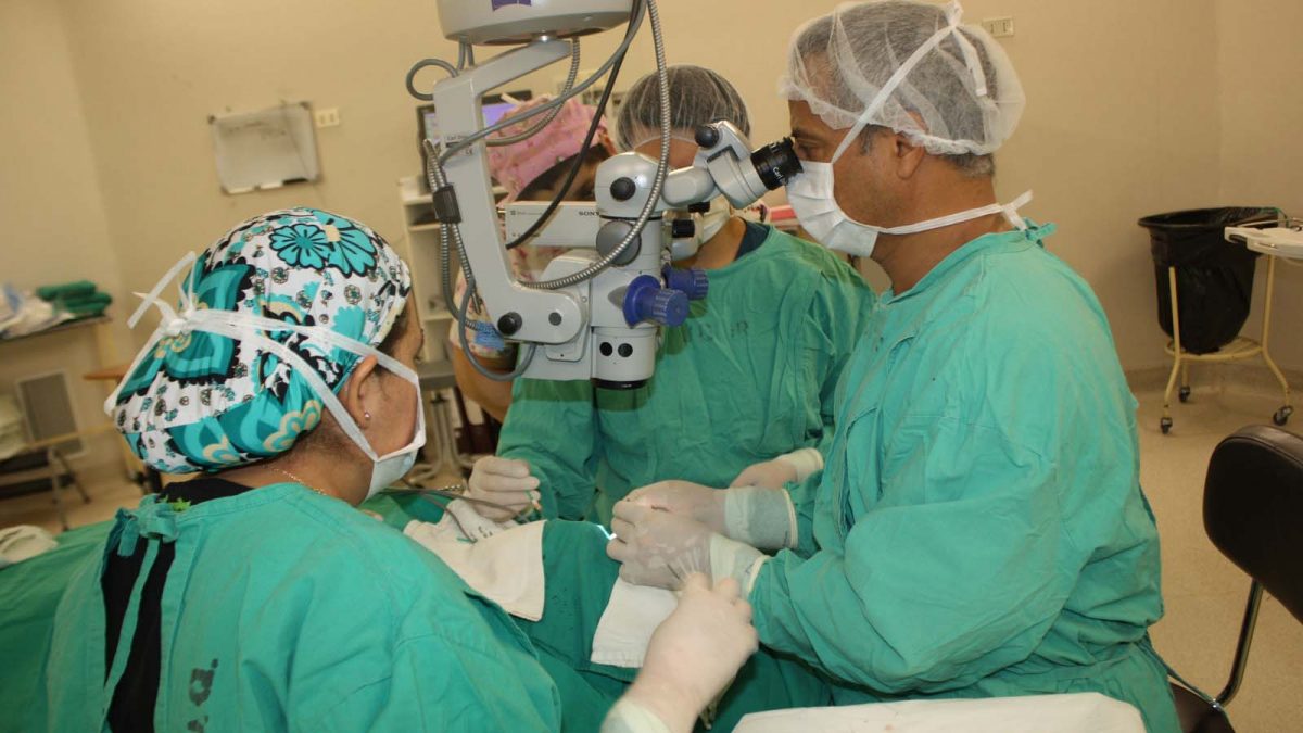 Foto de la cirugía oftalmológica en la que se utilizó implante de membrana amniótica.