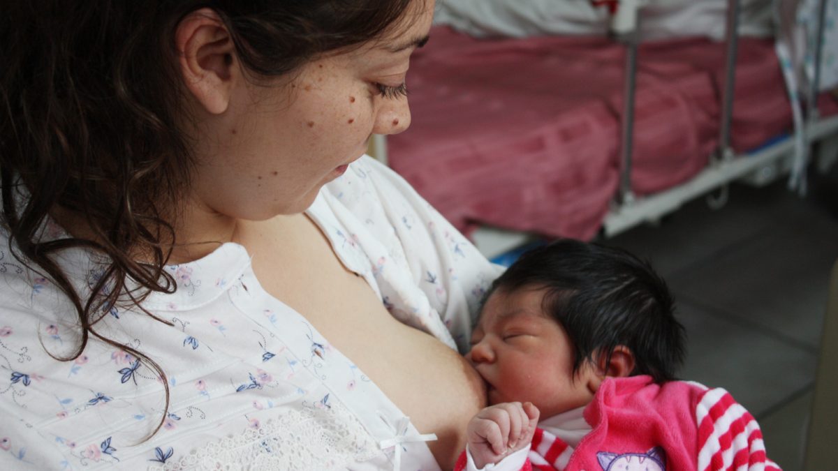 Foto de bebé recibiendo lactancia materna de su progenitora.