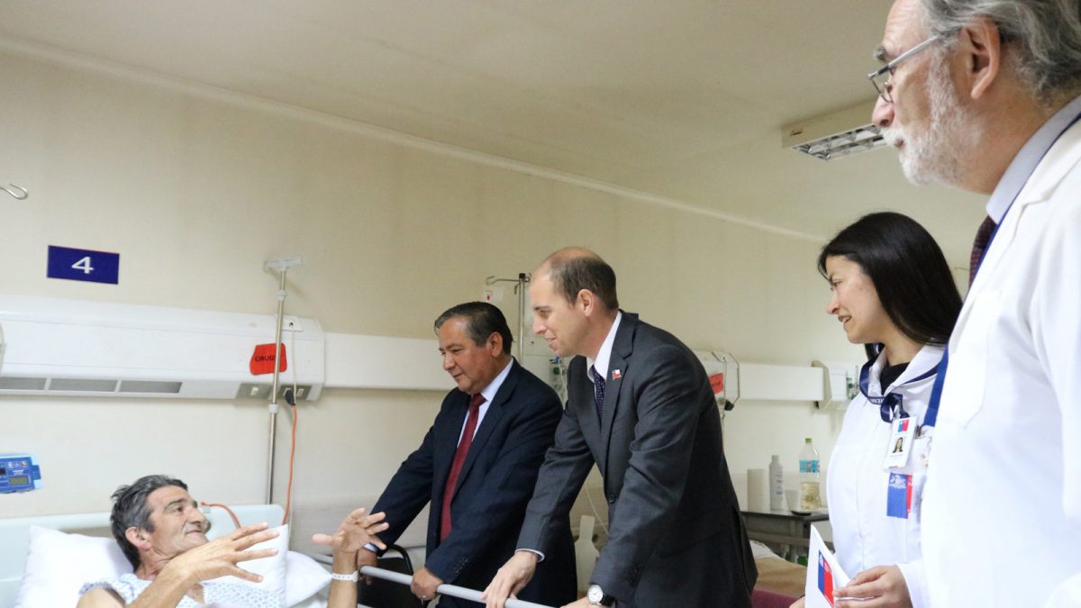 Foto del Intendente Arrau visitando el Hospital y conociendo los desafíos del sector salud.
