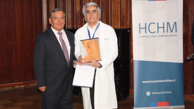 Foto del reconocimiento al Dr. Ricardo Vásquez, en la ceremonia de presentación del nuevo director (s) del HCHM. 