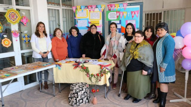 foto de Usuarios y funcionarios conmemorando el Día de la Salud Mental en el Hospital de Chillán.