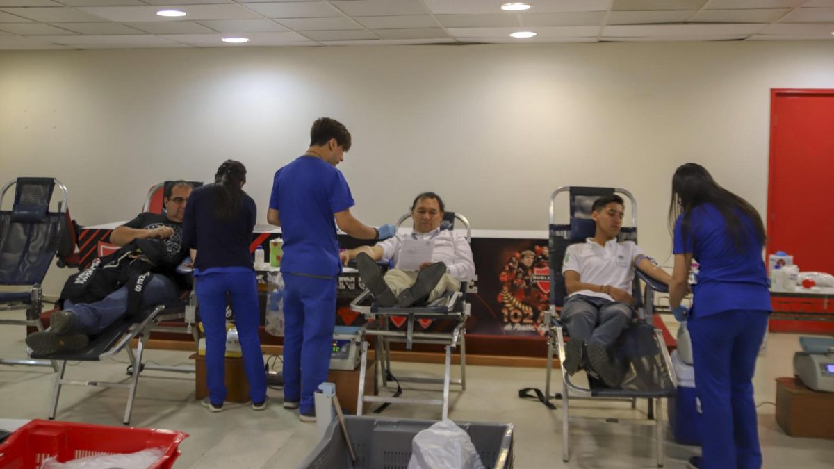 Director del Servicio de Salud dona sangre en campaña de motociclistas.