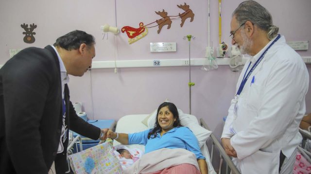 Mariana, la primera bebé nacida en Ñuble este 2019 y su madre Josely, en compañía de los directores del Servicio de Salud y del Hospital de Chillán. 