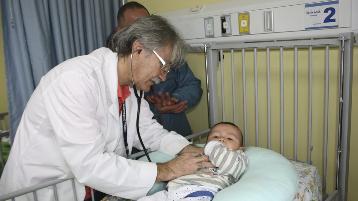 Foto de archivo que representa a un especialista auscultando a un lactante hospitalizado. referencia Virus sincicial