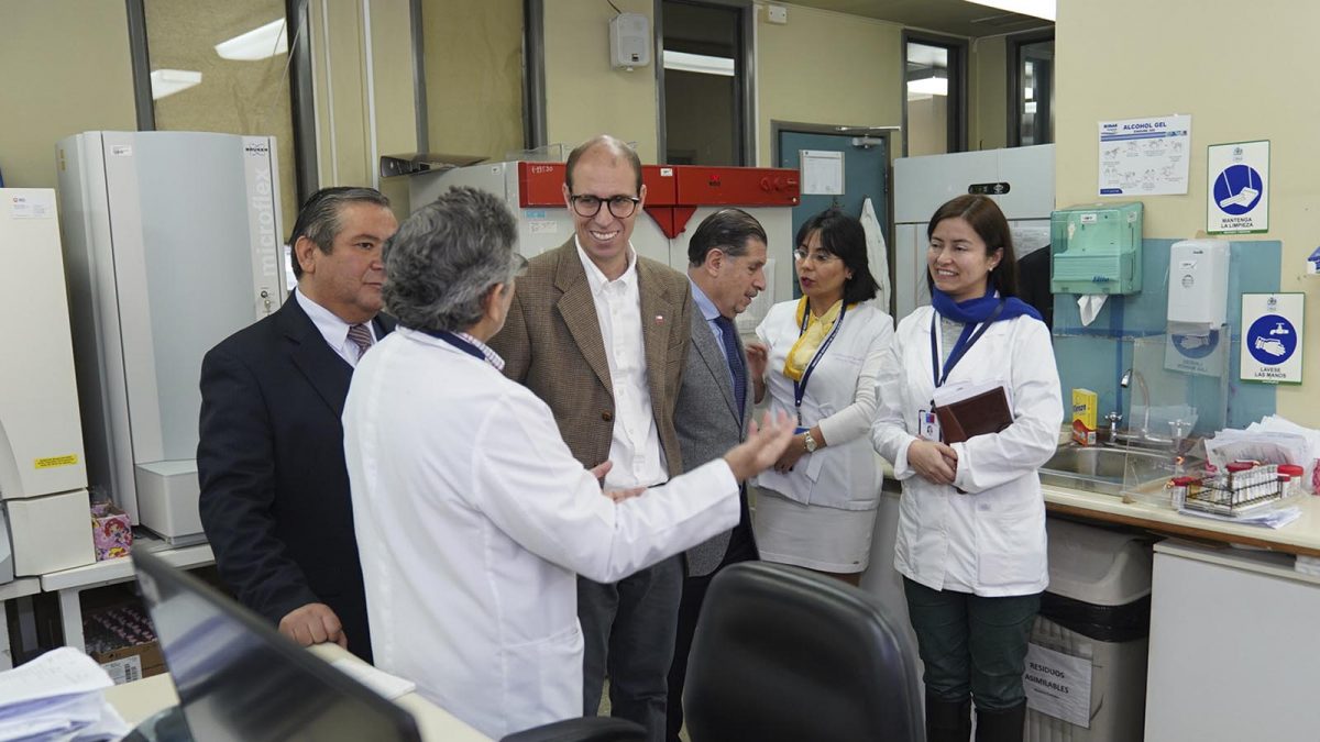 Autoridades de Salud y de Ñuble visitaron el Laboratorio del Hospital de Chillán para conocer equipamiento y procedimientos que agilizan los exámenes realizados, los que en invierno procesan más de 500 para detectar virus respiratorios.